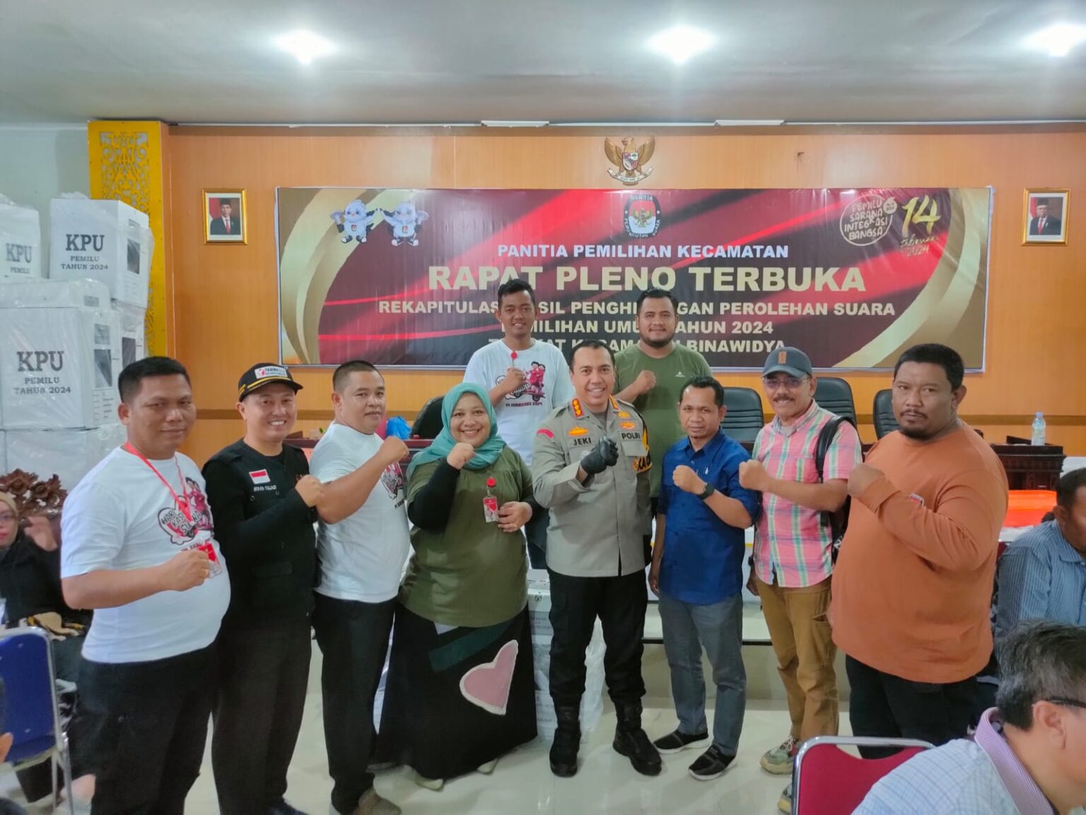 Kapolresta Pekanbaru Kombes Pol Jeki Rahmat Mustika menghadiri Tahapan Rekapitulasi Pemilu di Kecamatan Binawidya Selesai Dilaksanakan